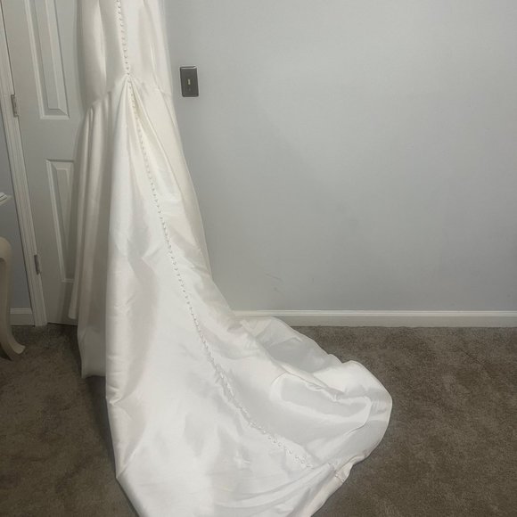Clean, Trendy, Beautiful Trumpet Wedding Dress, Milkado, Ivory, Size 8 - Picture 4 of 6